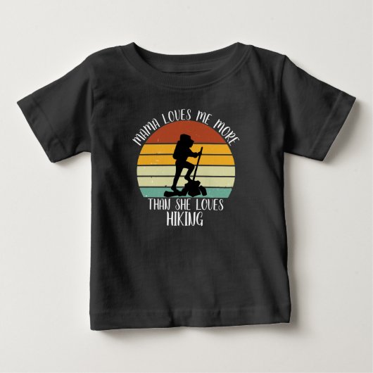 ママはハイキングよりも私を愛してる ベビーTシャツ (正面)