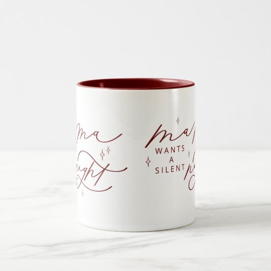 ママは夜の静かクリスマスのマグカップを望む ツートーンマグカップ (中央)