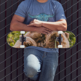 ママは彼女の2つの子供を看護するクラーク湖ナシア スケートボード