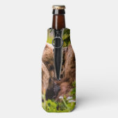 ママは彼女の2つの子供を看護するクラーク湖ナシア ボトルクーラー (ボトル裏面)