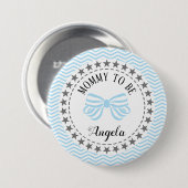 ママは新しい母親になる赤ちゃんシャワー青い弓 缶バッジ (正面&裏面)