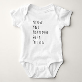 ママは普通のママじゃない。かっこいいママなんだ ベビーボディスーツ
