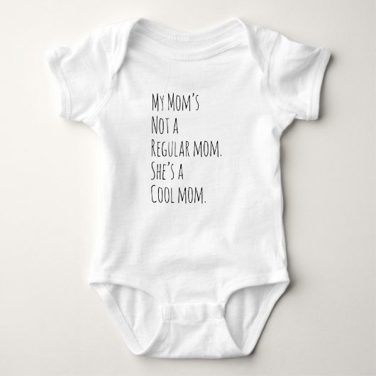 ママは普通のママじゃない。かっこいいママなんだ ベビーボディスーツ (正面)