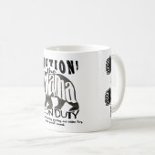 ママは義務に関係します: 注意! お母さんのためのおもしろマグカップ コーヒーマグカップ (正面右)