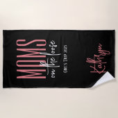 ママは逃げてるパーソナライズされた ビーチタオル (正面)