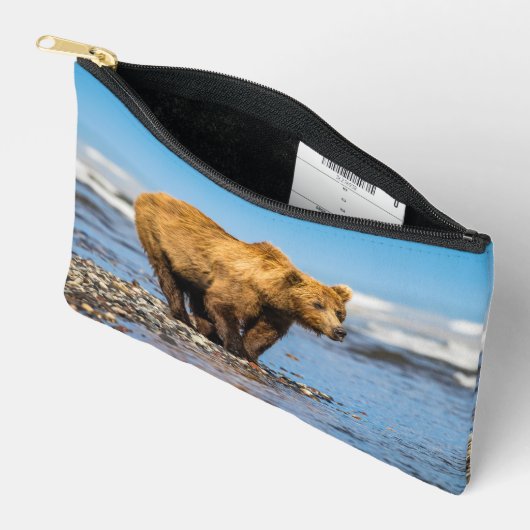 ママは2人の子どもたちを見ている アクセサリーポーチ (見開き)