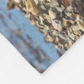 ママは2人の子どもたちを見ている フリースブランケット (角)