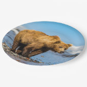 ママは2人の子どもたちを見ている ペーパープレート (アングル)