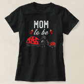 ママはLadybug赤ちゃんシャワーLadybugママ Tシャツ (デザイン正面)