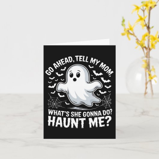 ママを怖がらせて！ユーモアあふれるゴーストマザーのハロウィン カード (黄色い花)