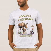 ママヘラジカと子ヘラジカから逃げるおもしろい男性のTシャツ