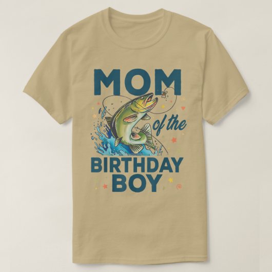 ママムオブザ誕生日ボーイ魚釣り誕生日バスフィッシュ Tシャツ (デザイン正面)