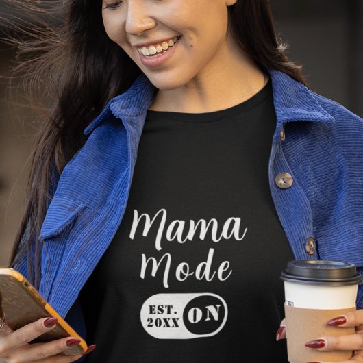 ママモードON 年号入りミニマリスト ママ用カスタムデザイン Tシャツ