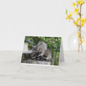 ママラクーンとそのベビー カード (黄色い花)