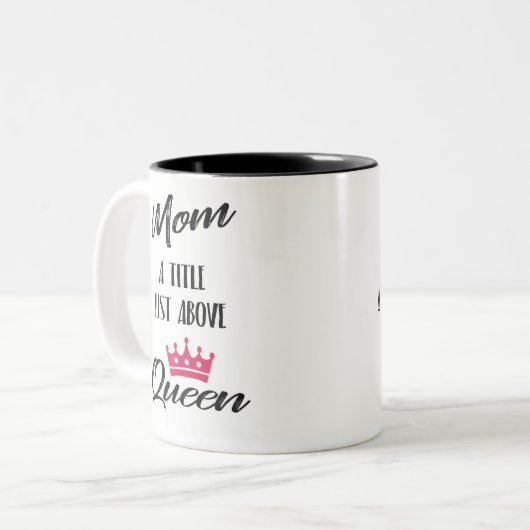 ママ、クイーンのすぐ上にピンクの王冠があるタイトル ツートーンマグカップ (正面左)
