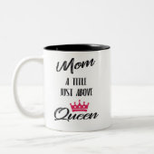 ママ、クイーンのすぐ上にピンクの王冠があるタイトル ツートーンマグカップ (左)