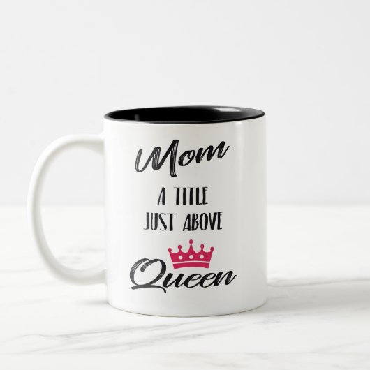 ママ、クイーンのすぐ上にピンクの王冠があるタイトル ツートーンマグカップ (左)