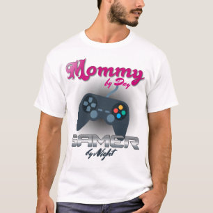 『ママ·バイ·デイ、ゲーマー·バイ·ナイトマンズ·カット·ティー』 Tシャツ
