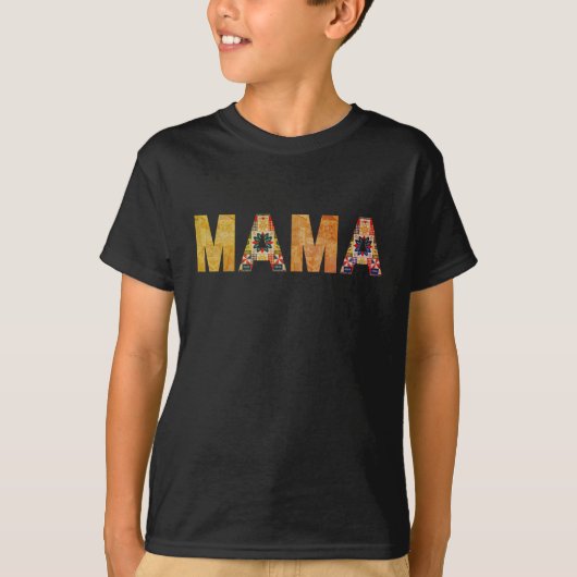 ママ パッチワーク タイポグラフィ デザイン Tシャツ (正面)