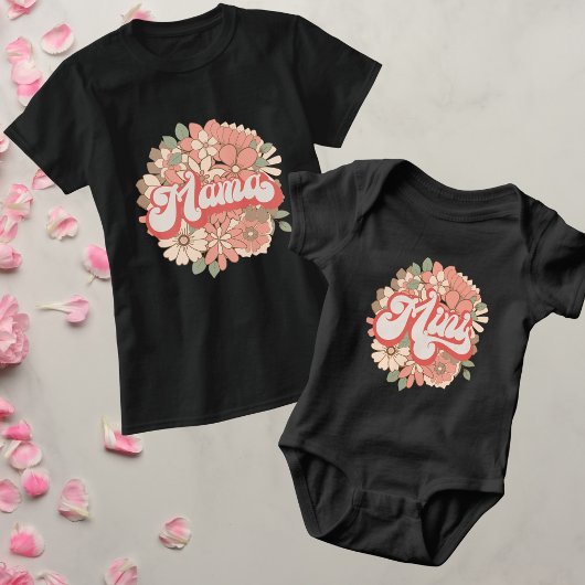 ママ レトロ フラワー ブーケ ピンク コーラル タイポグラフィ Tシャツ