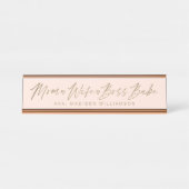 ママ、妻、ボスベートレンディーブラシスクリプトピンク デスクネームプレート (正面)