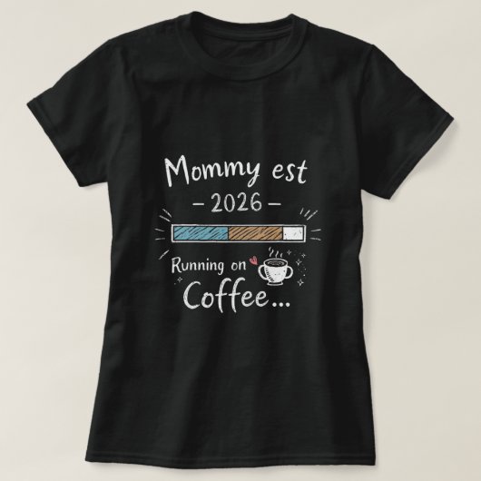 マミー 2026年 誕生予定 ハート コーヒーで駆動中 新ママ Tシャツ (デザイン正面)