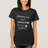 マミー 2026年 誕生予定 ハート コーヒーで駆動中 新ママ Tシャツ (正面)