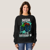 マムオブザ誕生日ボーイモンスタートラック誕生日パー スウェットシャツ (正面フル)