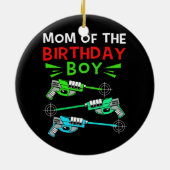 マムオブザ誕生日ボーイレーザーラベル誕生日ボーイ セラミックオーナメント (裏面)