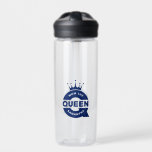 マムザクイーンブルークリエイティブタイポグラフィ ウォーターボトル<br><div class="desc">お母さんにぴったりのデザイン。母、女王、クリエイティブブルータイポグラフィデザイン、母の日に最適。</div>