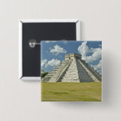 マヤのピラミッドの上の白い腫れぼったい雲 缶バッジ (正面&裏面)