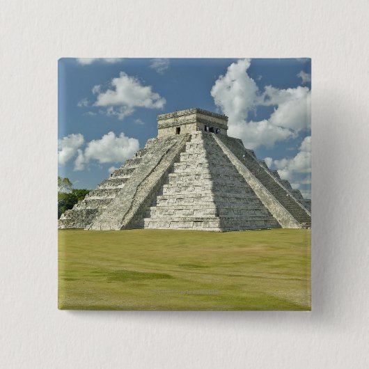 マヤのピラミッドの上の白い腫れぼったい雲 缶バッジ (正面)