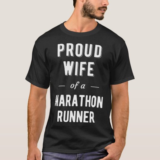 マラソン誇りを持った走者の妻 Tシャツ (正面)