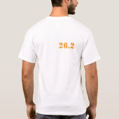 マラソン距離26.2走オレンジタイポグラフィ Tシャツ (裏面)