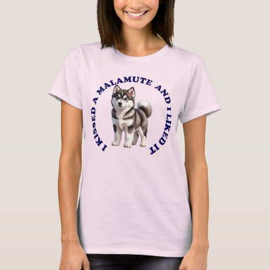 マラミュートの子犬にキスをした Tシャツ (正面)