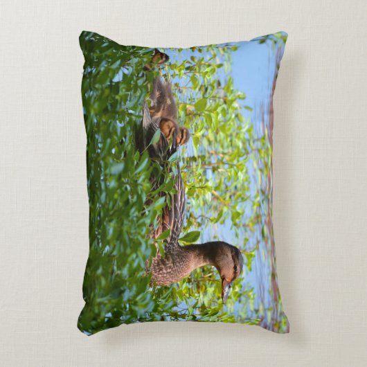 マラードとアヒル – スイミングby Shirley Taylor アクセントクッション (正面(垂直))