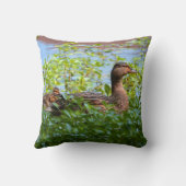 マラードとアヒル – スイミングby Shirley Taylor クッション (裏面)