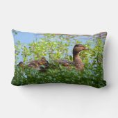 マラードとアヒル – スイミングby Shirley Taylor ランバークッション (裏面)