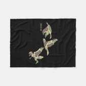 マラードダック飛んでいるカモフラージュ迷彩柄ダック狩りC フリースブランケット (正面(横))