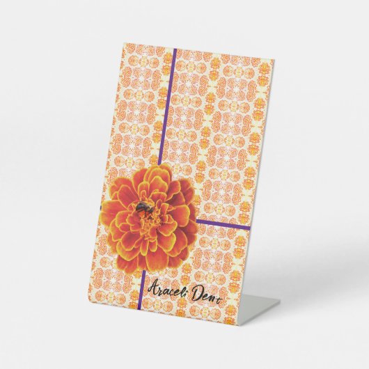 マリゴールドとビー 台座サイン (正面)