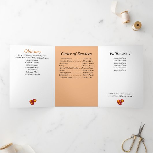 マリゴールドの背景にある記念写真4枚 三つ折り案内状 (内部)