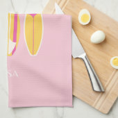 マリブ、マリブビーチ、名門私立校風のピンク キッチンタオル (四つ折り)