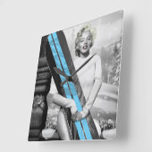 マリリンのスノーボード スクエア壁時計 (傾斜)