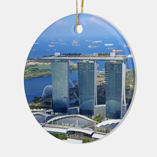 マリーナベイサンズラグジュアリーシップの形をしたホテル セラミックオーナメント (左)
