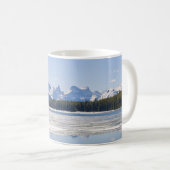 マリーニュ湖に反射する岩の山 コーヒーマグカップ (正面右)