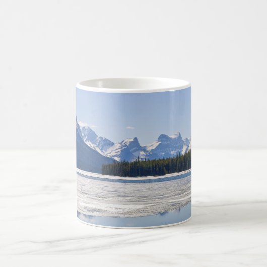 マリーニュ湖に反射する岩の山 コーヒーマグカップ (中央)