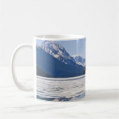 マリーニュ湖に反射する岩の山 コーヒーマグカップ (左)