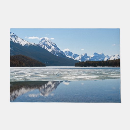マリーニュ湖に反射する岩の山 ドアマット (正面)