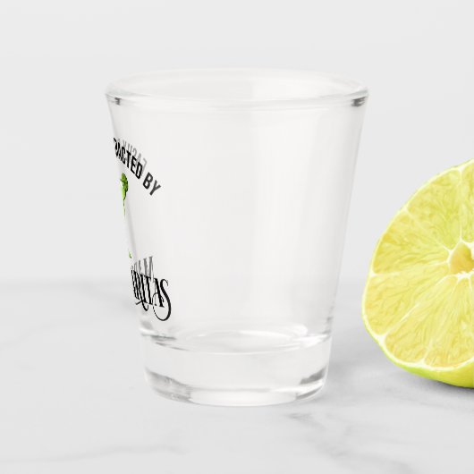 マルガリータに気を取られる ショットグラス (右)