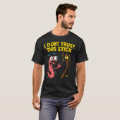 マルクスはこの棒を信用してない面白い虫のミーム メンズ Tシャツ (正面フル)